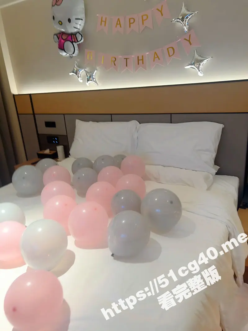 会喷水的亲姐姐 新作 姐姐生日当天穿上婚纱 酒后在婚房潮喷不断 吞下我全部精液 图1