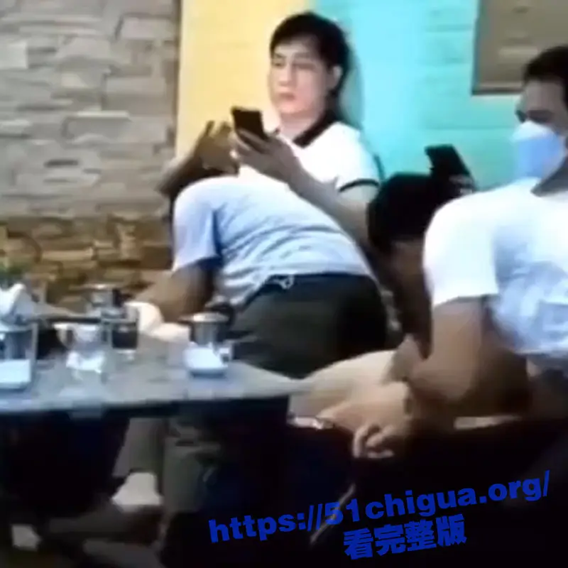 辣眼睛!KTV里四个老男同一边唱歌一边口交 画面太美我不敢看 图1
