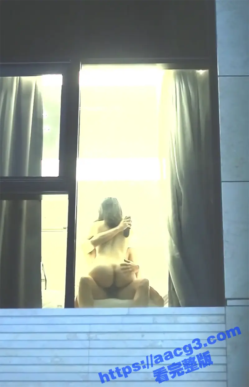情侣二楼落地窗打炮 豪放开窗任人观看 肥臀女主全裸诱惑 抱起来抽插爆操 被发现了还比中指嘲讽 图3