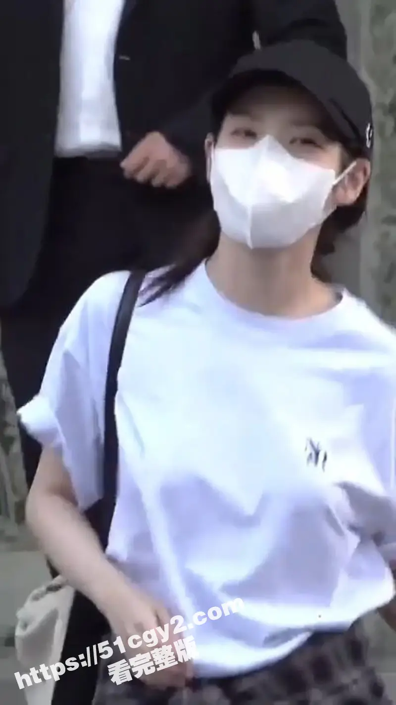 韩国歌手IU 李知恩 袖口疑似走光露奶 狗仔拍摄技术是真的强 挺拔的奶子一览无余! 图5