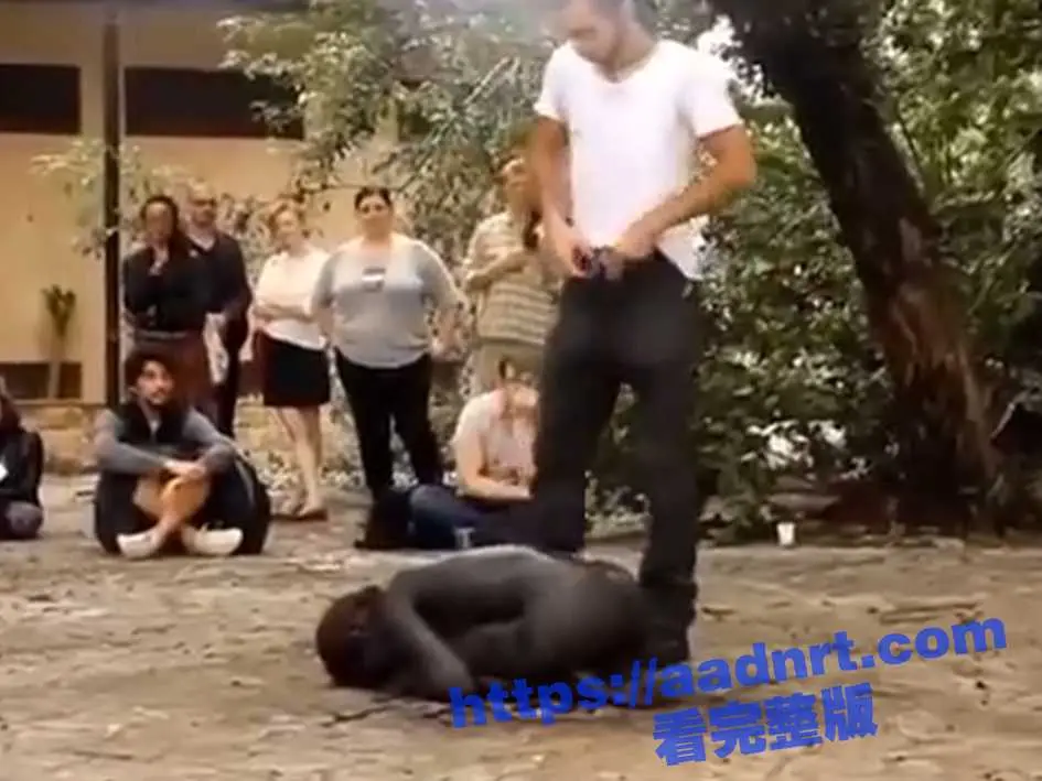 超级震撼的行为艺术!艺术家在危地马拉表演行为艺术 众人轮番对着一个小黑人身上撒尿! 图1