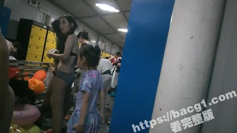 国内水上乐园美女如云 简直偷拍者的天堂 颜值超高的美女更衣室换装遭偷拍 妖娆身段如同尤物！ 图6