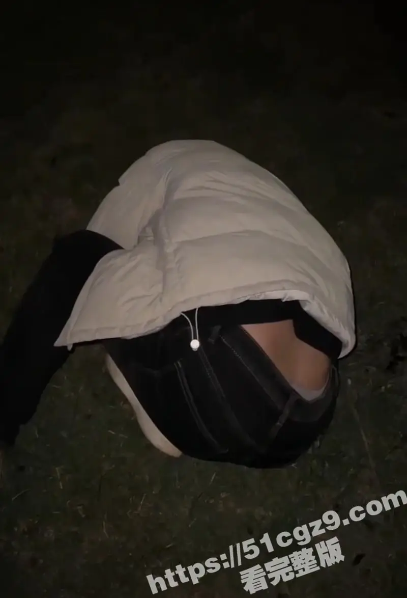 广西精神小妹深夜公园玩变态直播 为博眼球生吞燃烧纸巾 用拖鞋抽骚逼狠打小伙大屌 现场惨叫连连 图6