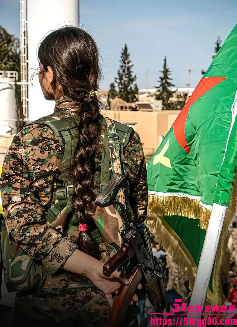 库尔德女兵让ISIS士兵闻风丧胆 踩在她们尸体上践踏羞辱视频流出 甚至对着尸体开枪 画面极度残忍! 图6