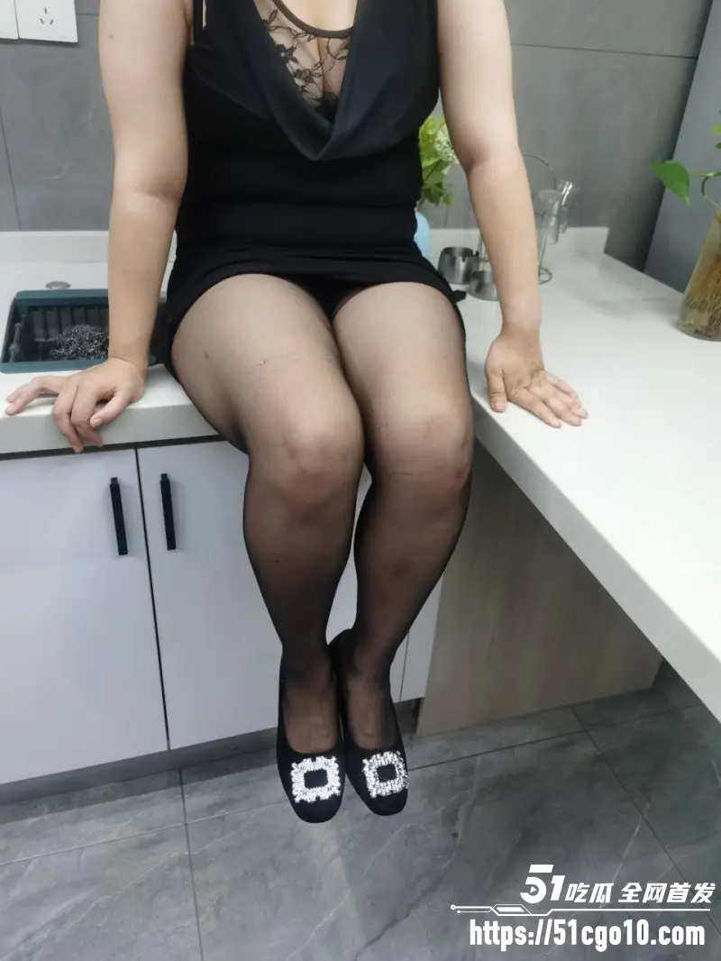 乱伦大神 小雪妹 心机妈妈穿黑丝诱惑儿子 挑逗完就想走 被儿子按住狠狠暴操 图3