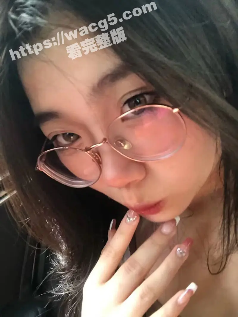 终极反差女教师 巨乳微胖蜜桃臀 穿着黑丝崛起屁股等着大屌插入 瓜友们是不是戴眼镜的都这么反差啊? 图1