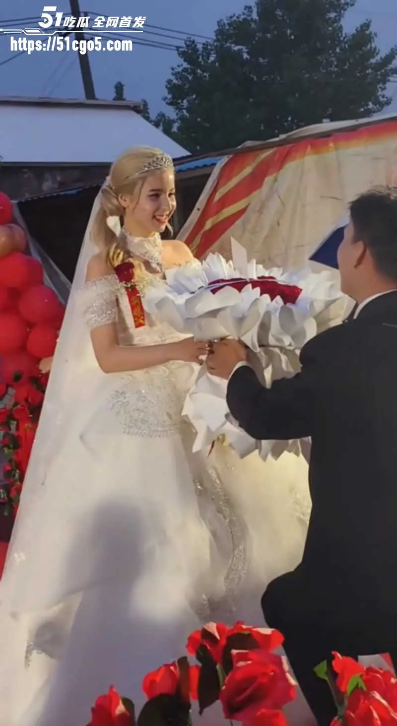抖音热梗 睁眼看世界 再度爆火 广大男同胞集体觉醒 洁白婚纱迎来了它真正的主人! 图2