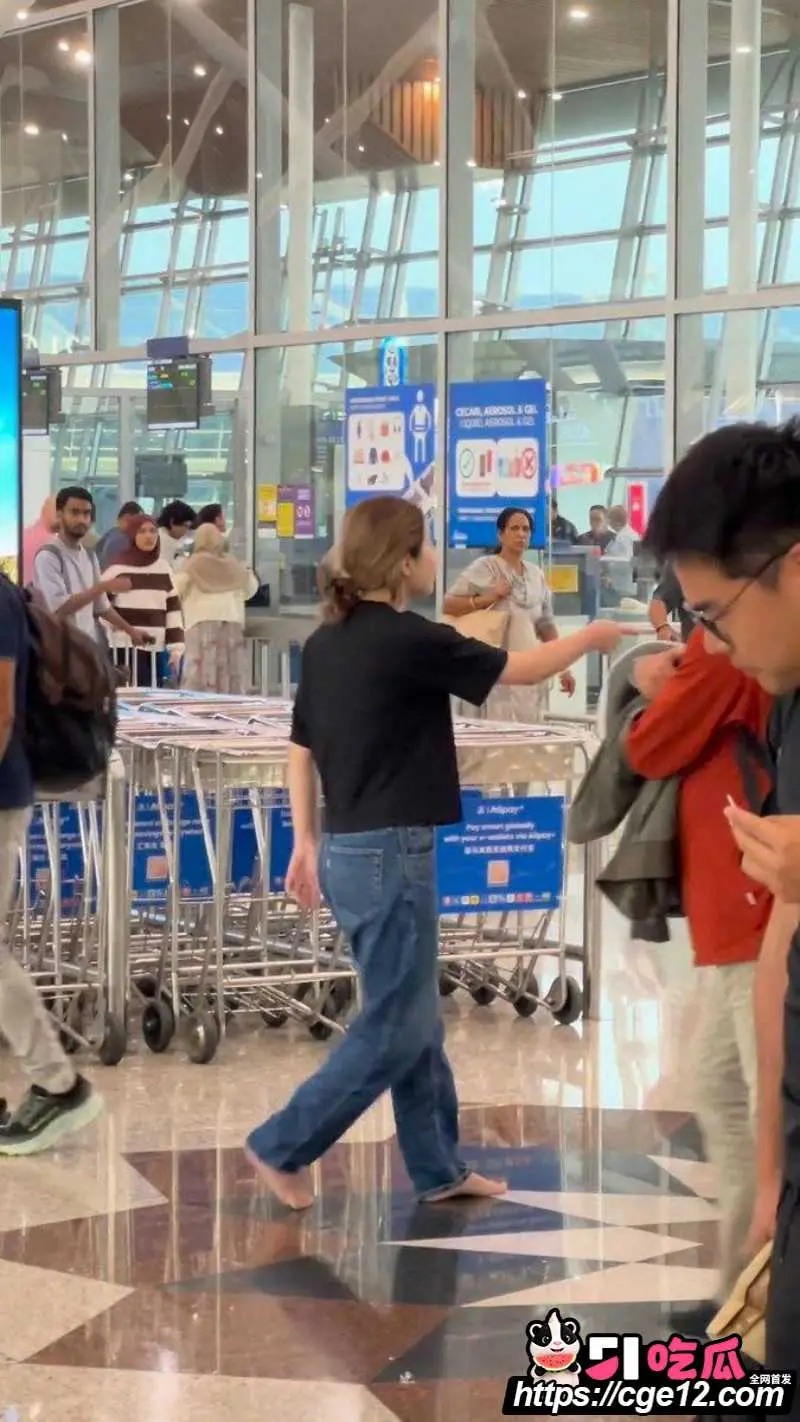 抖音百万粉网红 是你的格格 吉隆坡机场大闹警车蹦迪 这就是互联网的通天神？ 图9