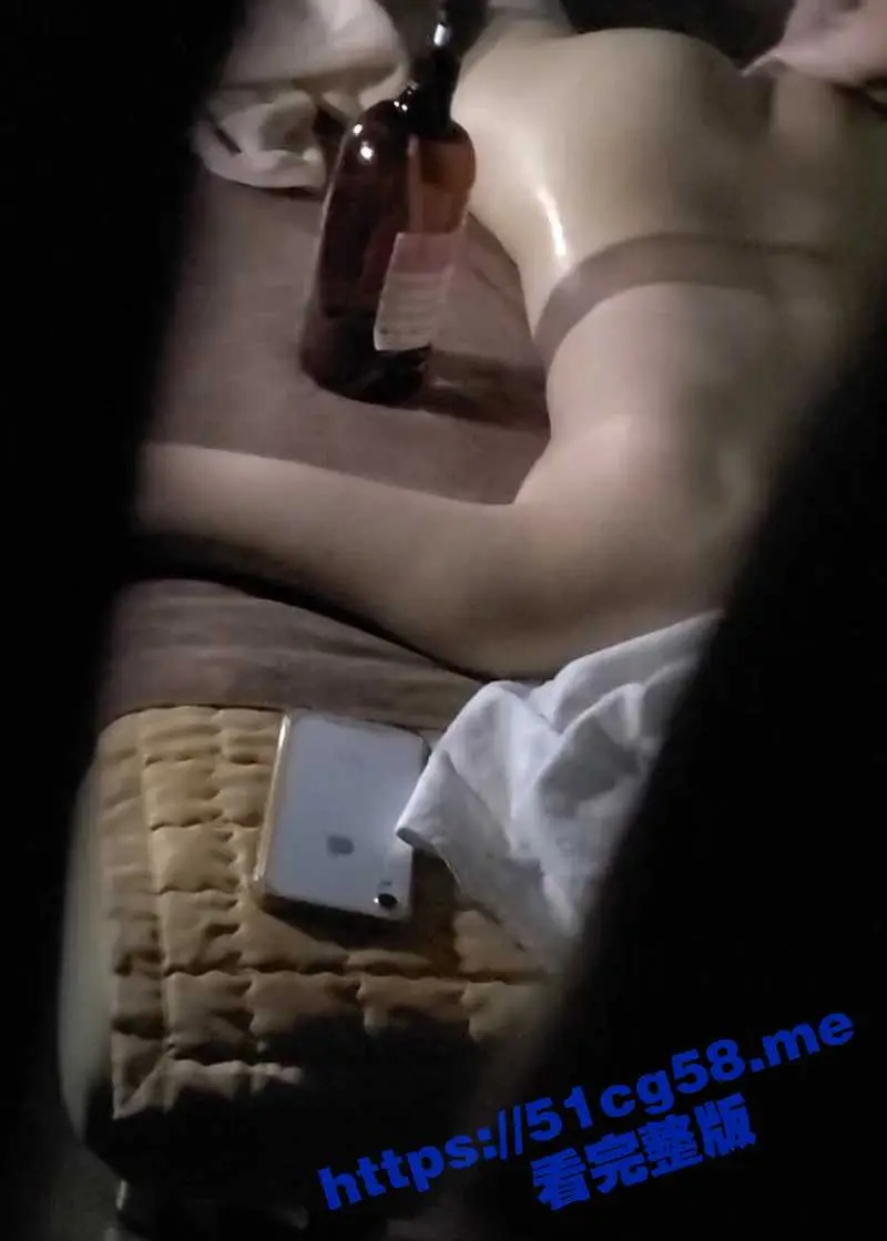 按摩院偷拍 男技师精油按摩 极品爆乳全裸 白富美 享受男技师爱抚挑逗乳头阴蒂 身体被爽翻！ 图1