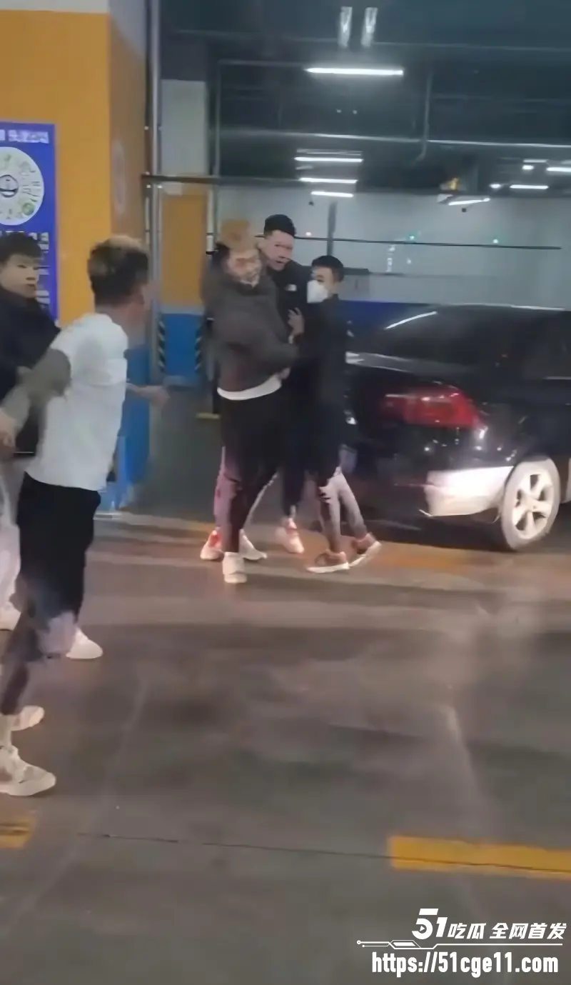 精神小伙不自量力 地下车库挑衅 被一脚踹飞三米 围观群众笑出声！ 图3