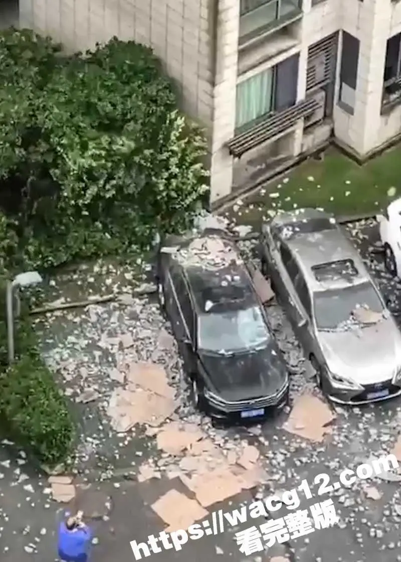 台风天意外收获！狂风暴雨中小情侣窗前激战被抓拍！台风来袭也就只能在家打打炮了 图3