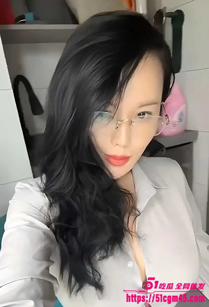 网红美熟女 姚夫人 1V1裸聊自慰录屏 露脸揉奶怼穴 淫液泛滥骚爆 图3