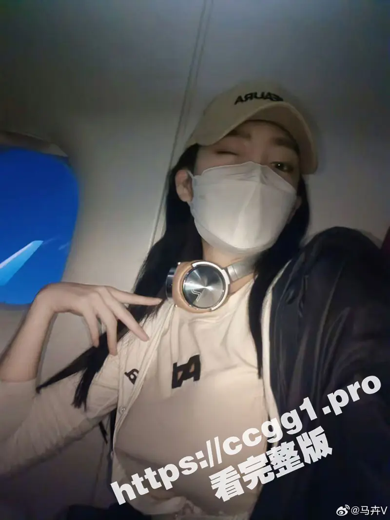 马卉老师养生小课堂 一本正经揉胸展示自己的两颗小葡萄 严重怀疑是主人的任务 图1