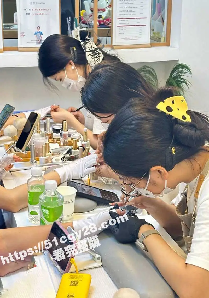 海角乱伦大神 39岁大屁股妈妈30岁堂姐 终于在堂姐醉酒状态 进入了堂姐的骚逼 但是过程堂姐醒了！ 图3