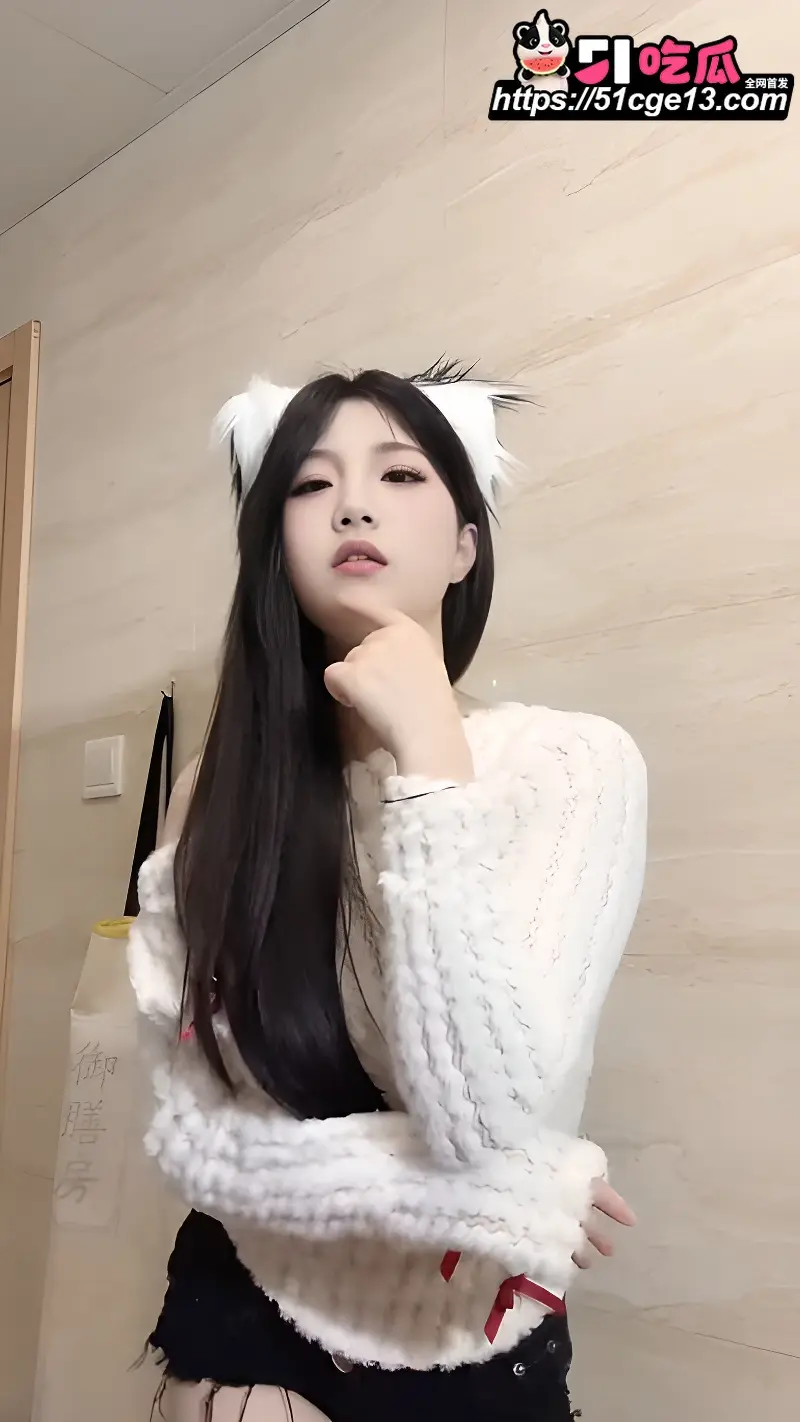 快手主播 小小张 变装热舞引富哥打赏 搔首弄姿一本正经的骚到想操她 图5
