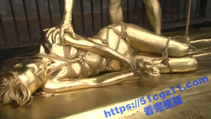 重口味调教 另类猎奇奴隶系列 各种液体浇灌全身 把玩另类的刺激 大力输出金身萝莉 图8
