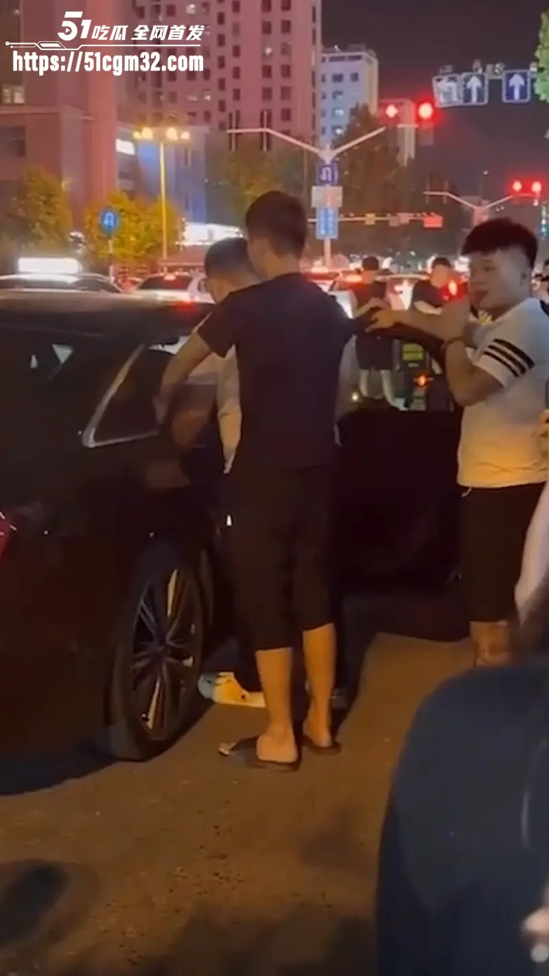 老公开原配的车载小三出行 被原配马路堵死当场抓奸 街拍视频刷爆本地朋友圈! 图6