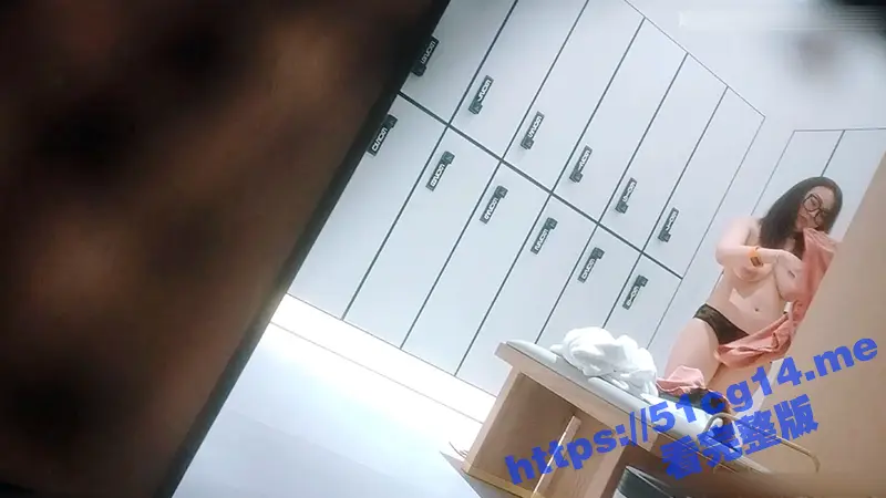 洗浴中心偷拍!眼镜大奶轻熟少妇 美乳小妹长相清纯 白皙的皮肤显得那么的晶莹剔透! 图1