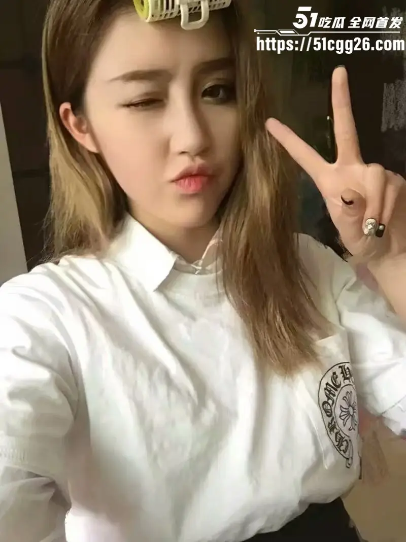 湖南长沙反差女大 李昕玉 裸贷视频泄密 撅臀揉胸尽显风骚 校园女神下贱无比! 图2