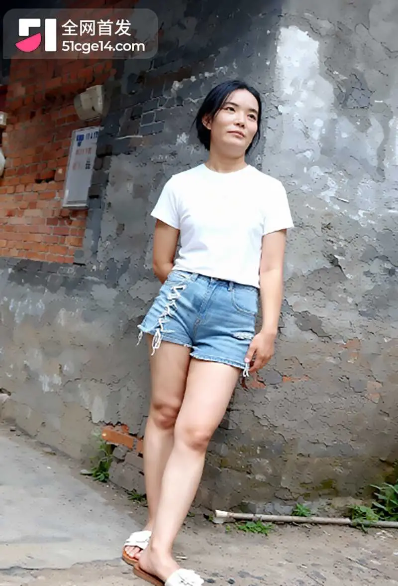 城中村嫖娼偷拍 大哥花小钱连干两女 先操纯情嫩妹再干大奶熟女 一条巷尝遍两种穴 图2