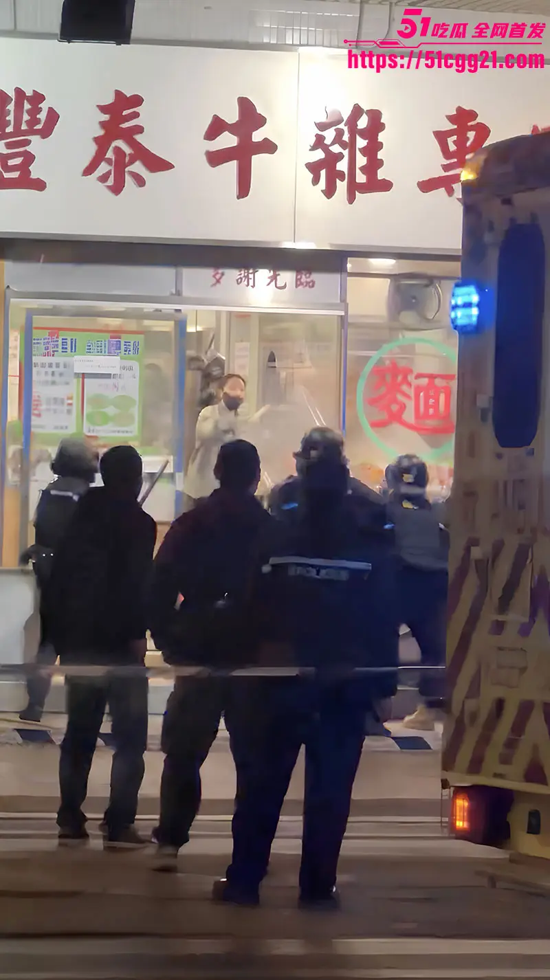香港上水袭警事件 吉林女子与店家发生争执 手持菜刀1V12名防爆武警 东北人脾气果真暴躁 现场视频流出！ 图4