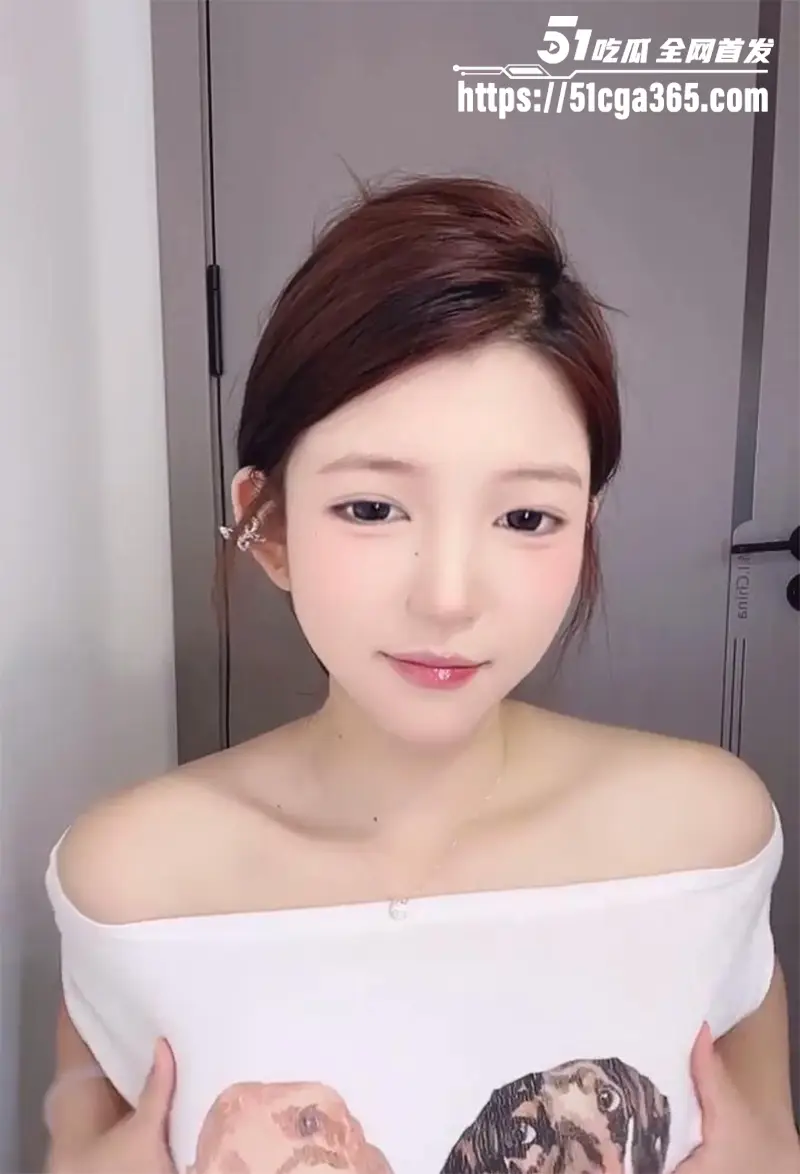 顶级绿播女神 小喵饼饼 下海裸舞首秀!淫骚身姿摇晃爆乳 褪内裤露茂盛小穴 完美肉体等你舔屏! 图9