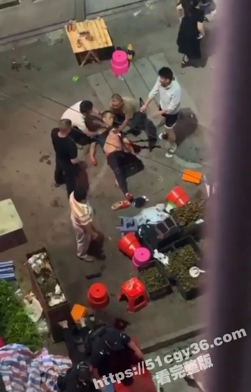 广西百色乐业县 一水果摊商贩与帽子叔叔发生争执后 竟持刀当街威胁 后被围观群众合力救出！ 图1