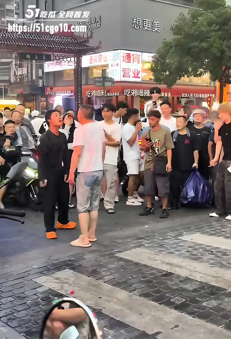 奇葩解压名场面 两男子街头吵架互吐口水 最后竟演变成泼水大作战 图3