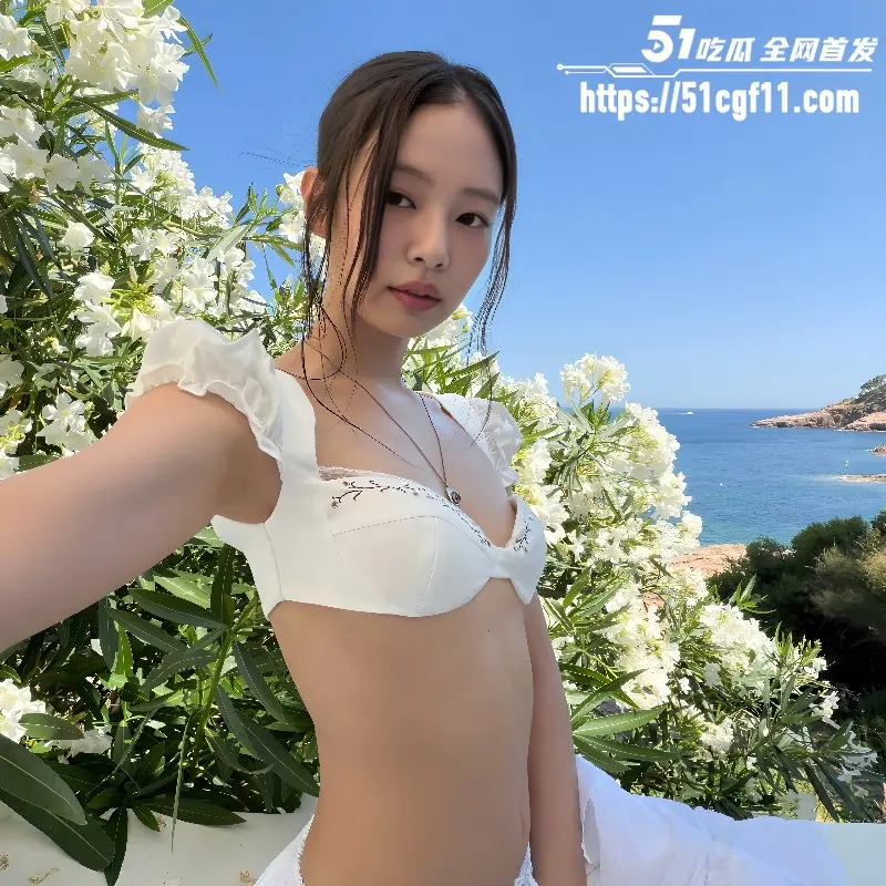 BLACKPINK成员 金珍妮 音乐节再度走光 舞台表演卖力热舞 衣服滑落乳头乍现！ 图3
