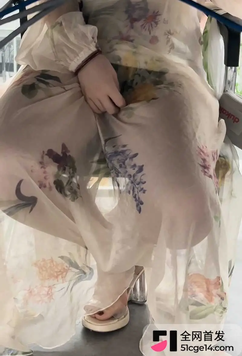 邪恶瓜友桌下偷拍女同事走光 性感花裙透出蕾丝内裤 美腿张合扣揉嫩穴 无意识发骚最撩人 图8