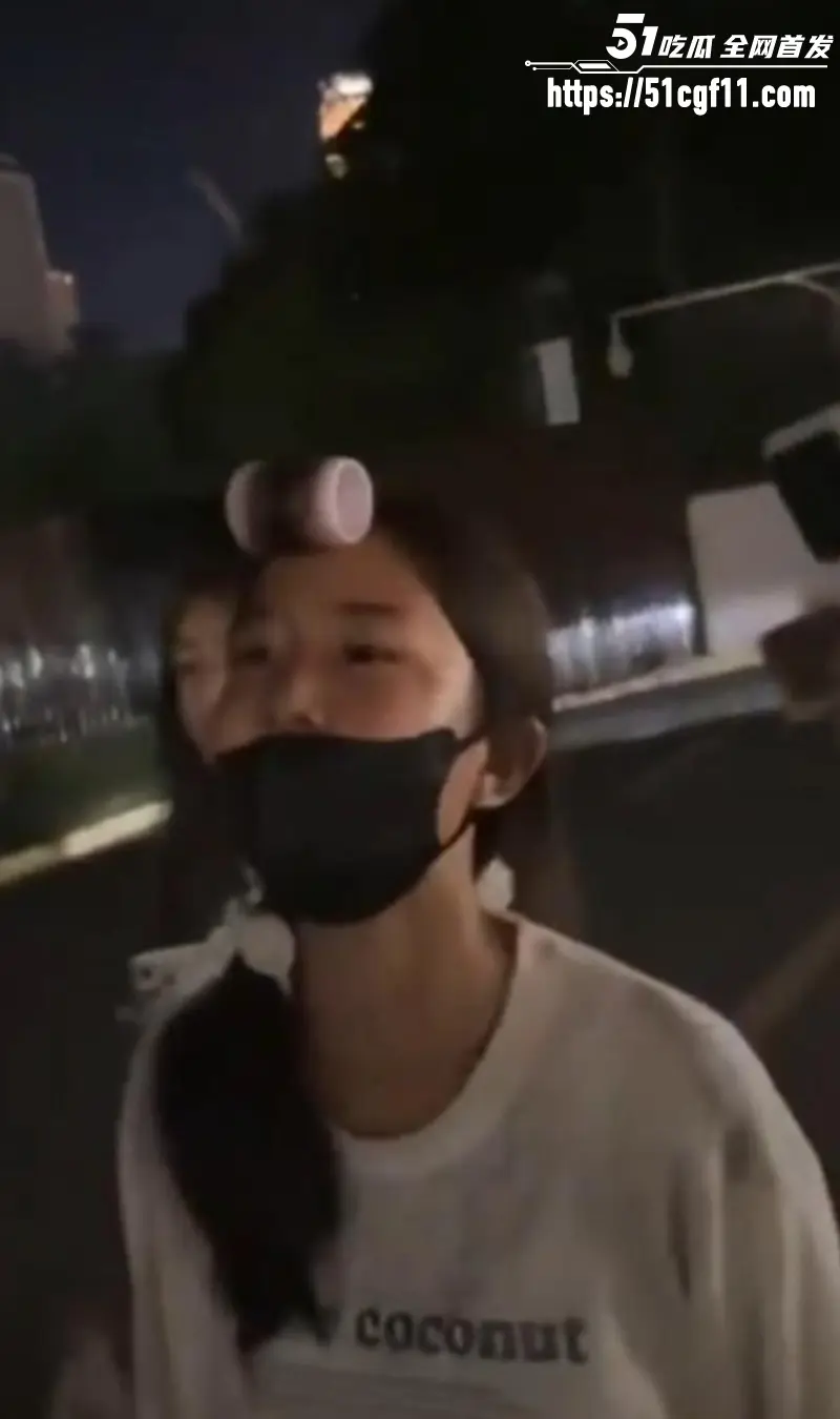 时代峰峻应援现场 一名男生直播与女粉丝对骂 嘉豪单刀赴会的梗照进现实！ 图7