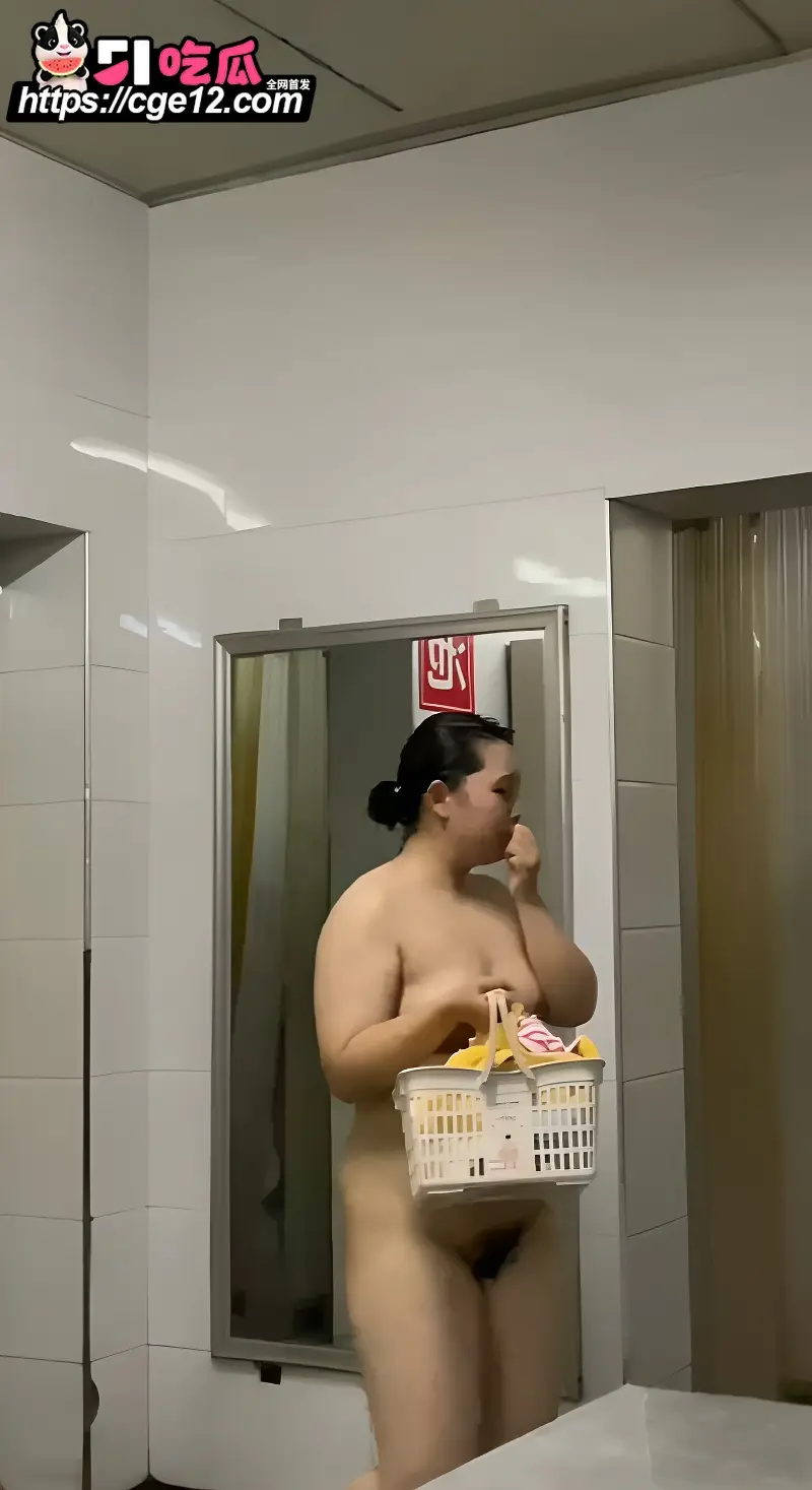 精选高档女浴偷拍 众多美女少妇镜头前脱光 美乳翘臀看着都让人鸡巴爆硬! 图5
