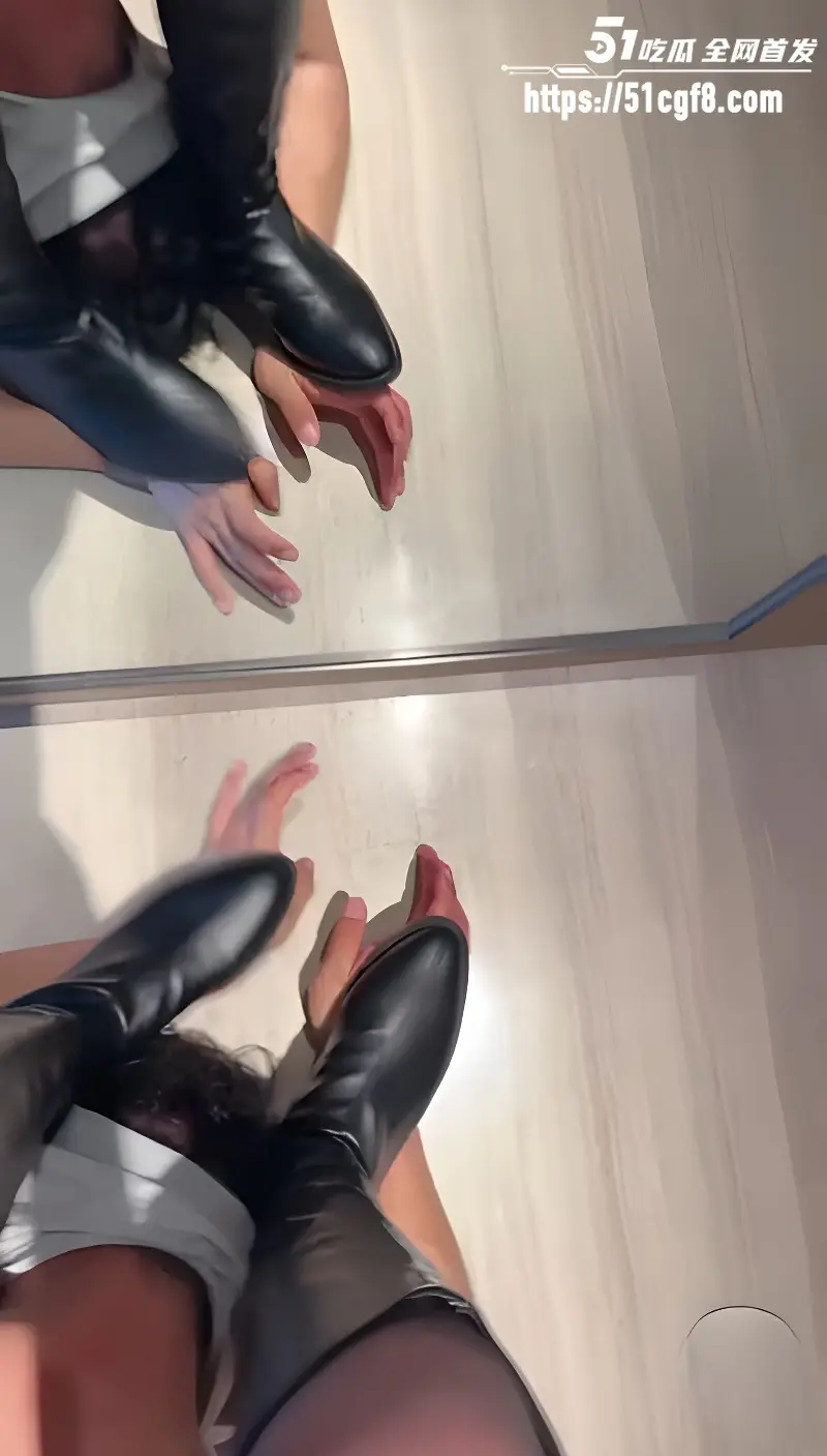高颜值调教女王 阿芙乐尔 穿黑丝皮靴踩屌猛碾 肌肉公狗被疯狂虐裆 爽到哀嚎求饶 图4