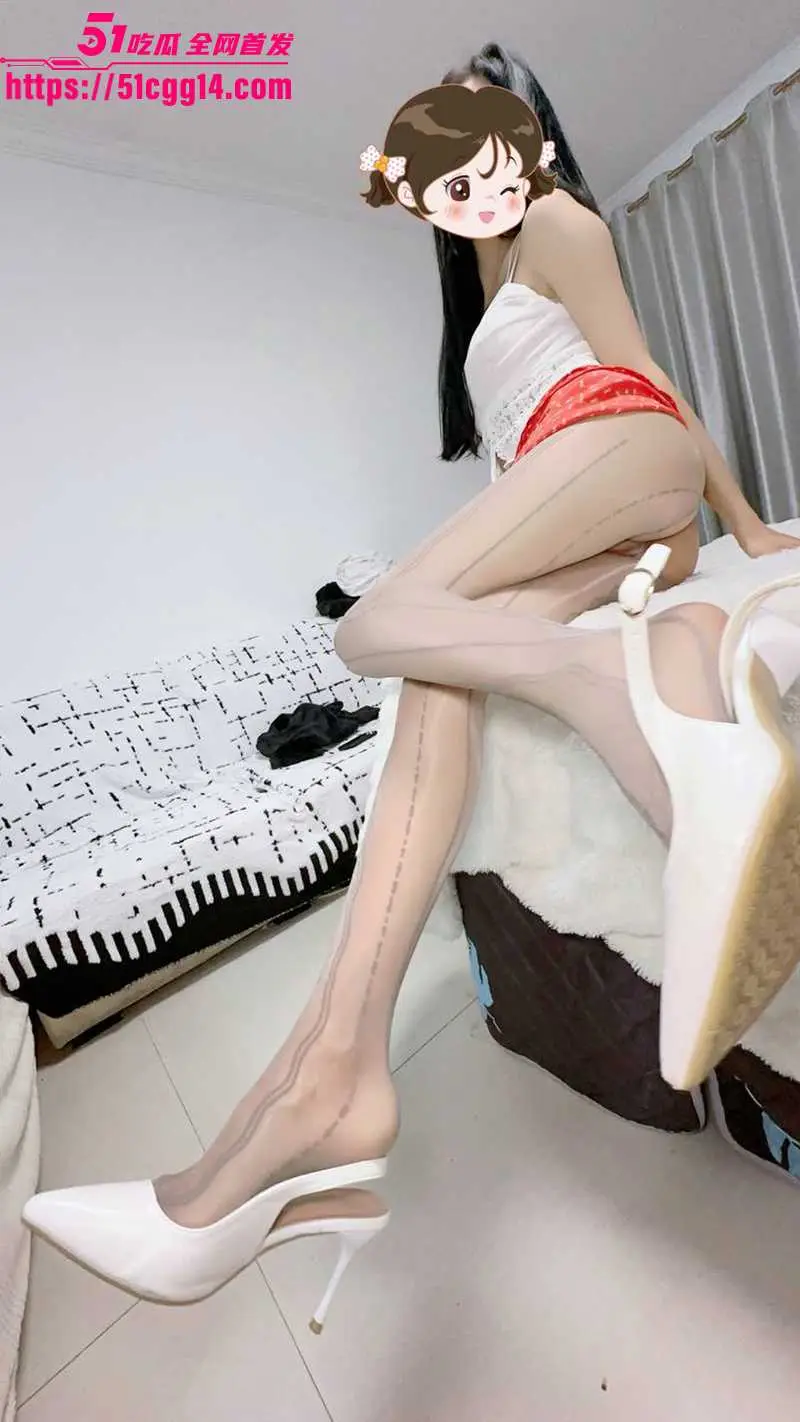 51原创小姨子的秘密 姐夫狂舔小姨子的大鲍鱼 在桌子上暴力抽插 浓精射满骚穴! 图1