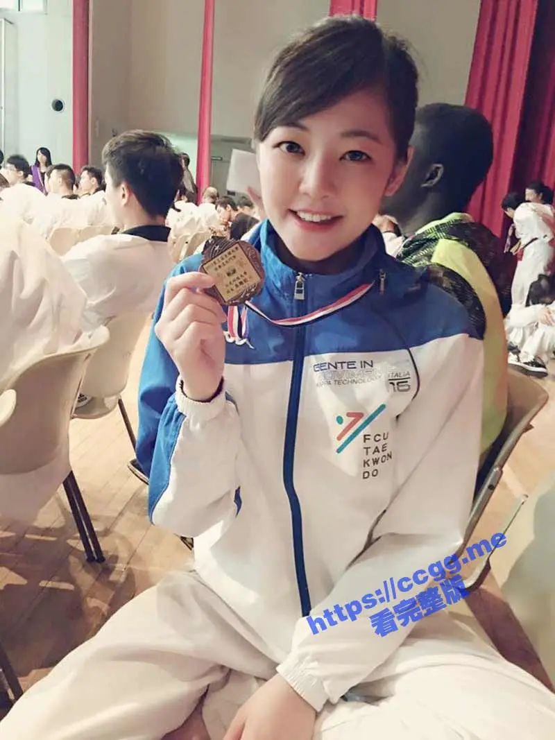 新加坡美女大学生 琪琪 人前清纯美丽 私下反差极大 酒店约炮露脸自拍流出 图1