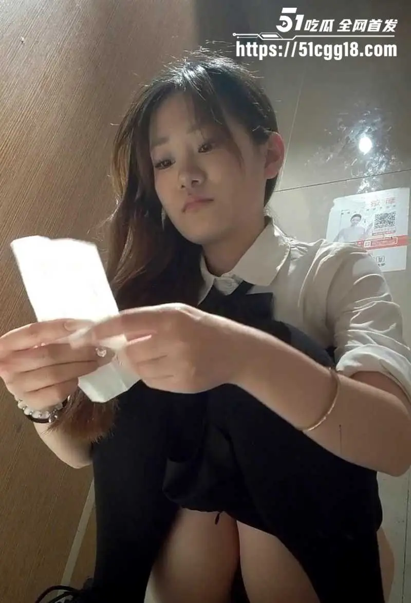 酒吧女厕高清偷拍 多位清纯美女脸穴同框 角度专业阴毛阴唇清晰可见 各种美鲍器型喷出热尿! 图8