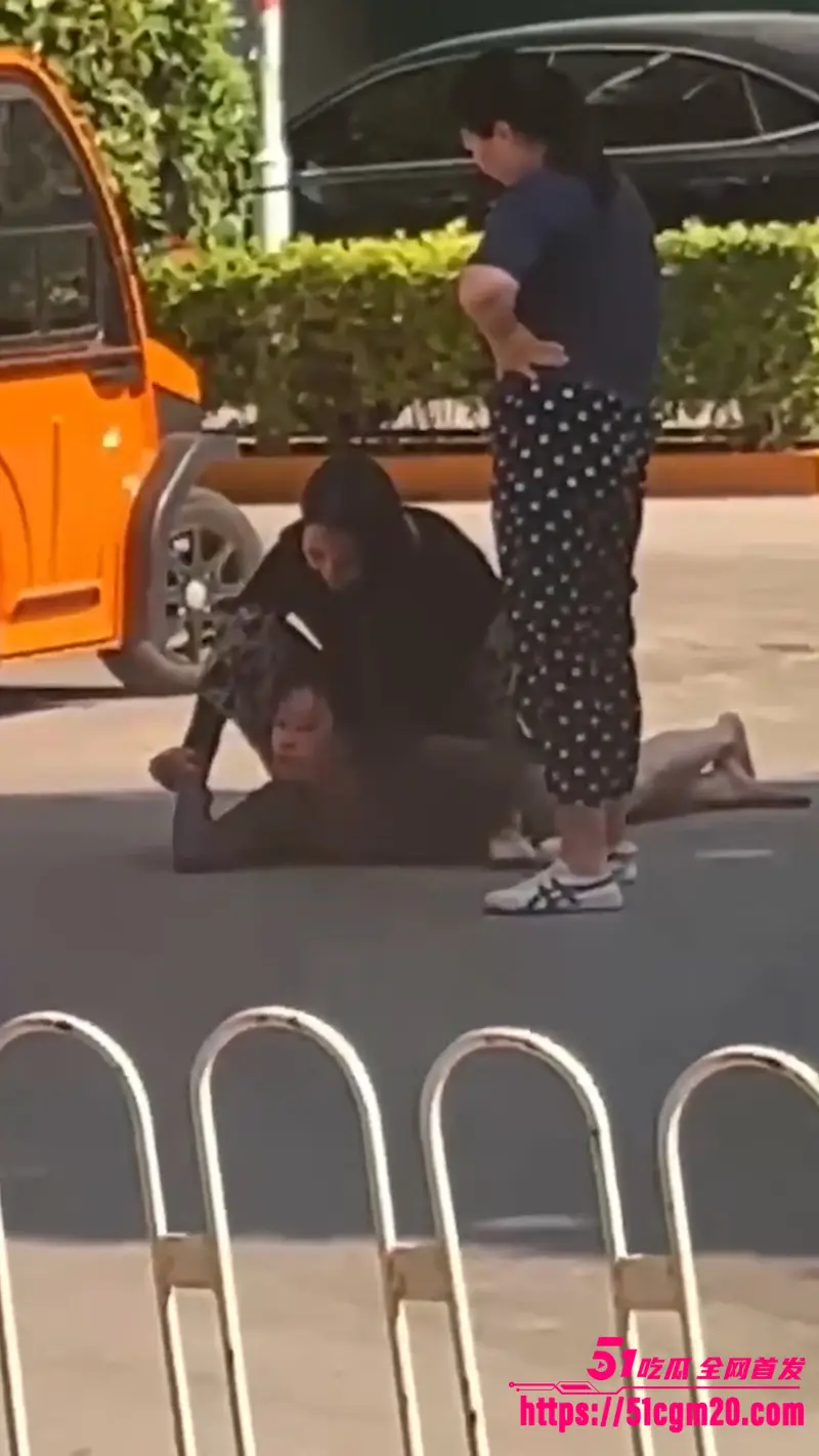 正妻马路怒揍小三 扯头发按在地上疯狂摩擦 场面失控到让人目瞪口呆! 图1