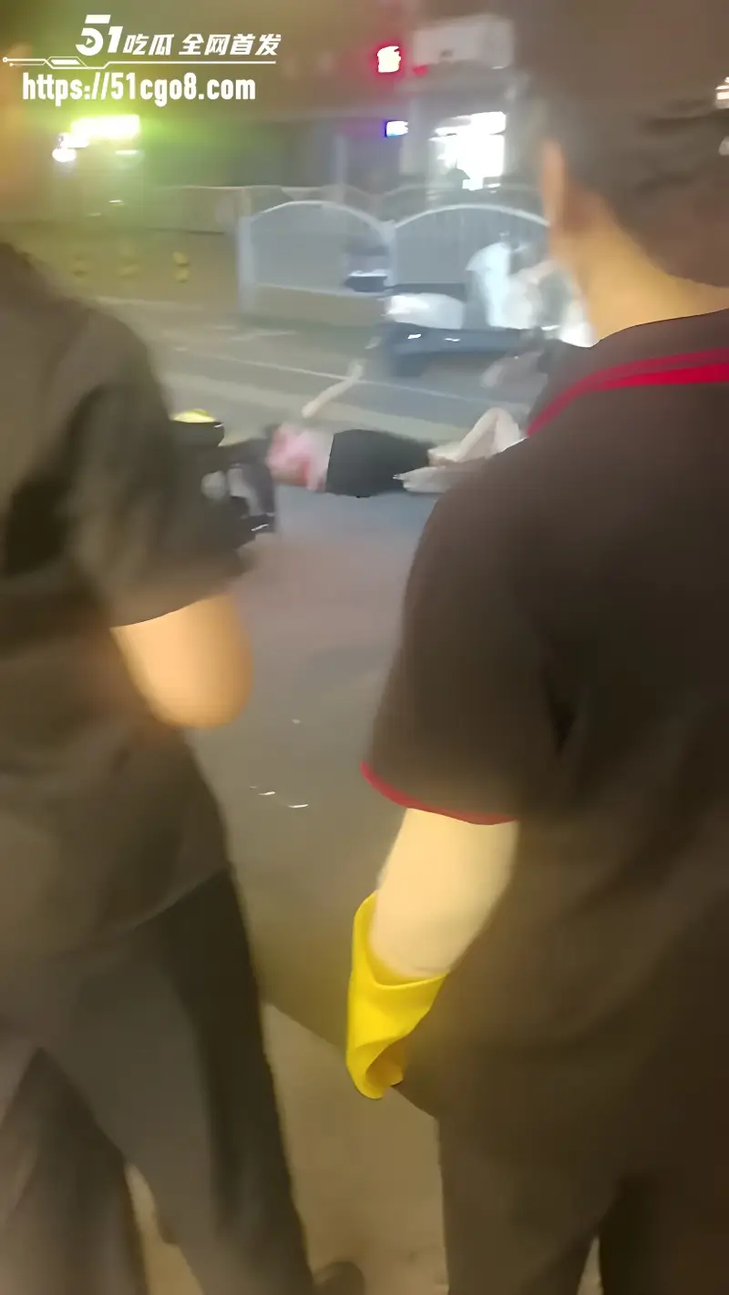 上海街头 原配与小三互殴 正宫当街压制连扇6巴掌 怒呛老公睡一堆女人我只打你! 图2