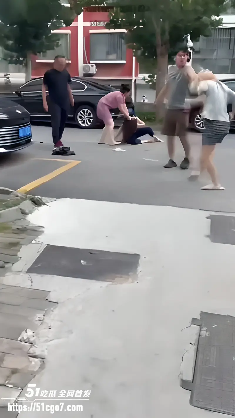 山东德州 黄金水岸小区 抓奸大戏完整版 父子齐上阵砸门砸窗 楼梯喷字羞辱小三 图2