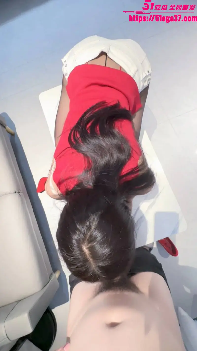 51原创小姨子的秘密 风骚小姨子上演黑丝艳舞 趴桌侍奉坚硬肉棒 掰唇迎合姐夫舔穴！ 图7