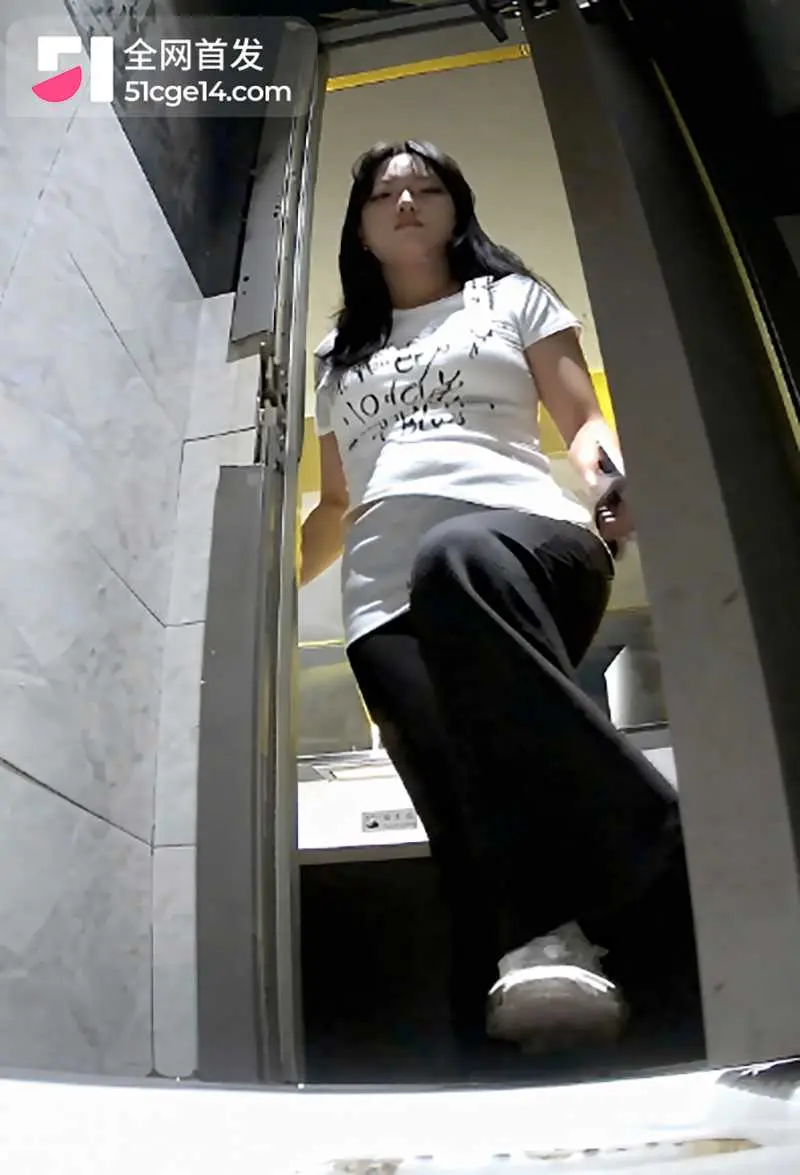 精品酒吧厕拍 后机位各种小妹肥臀 菊花收缩唇瓣张合 热尿冲击小穴 诱人想抱住狠操 图3