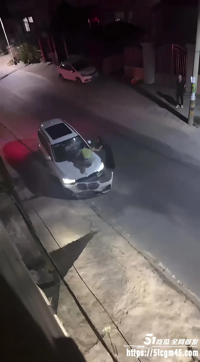 广东男子被绿破防 怒砸宝马车狠揍奸夫淫妇 车主报警求助 现场混乱不堪! 图2