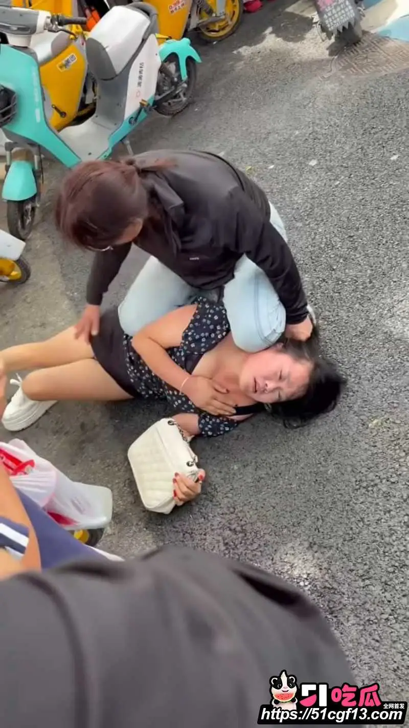河北保定正信购物中心 原配当街怒撕小三 压在身下猛拽内裤 下手极为狠辣！ 图4
