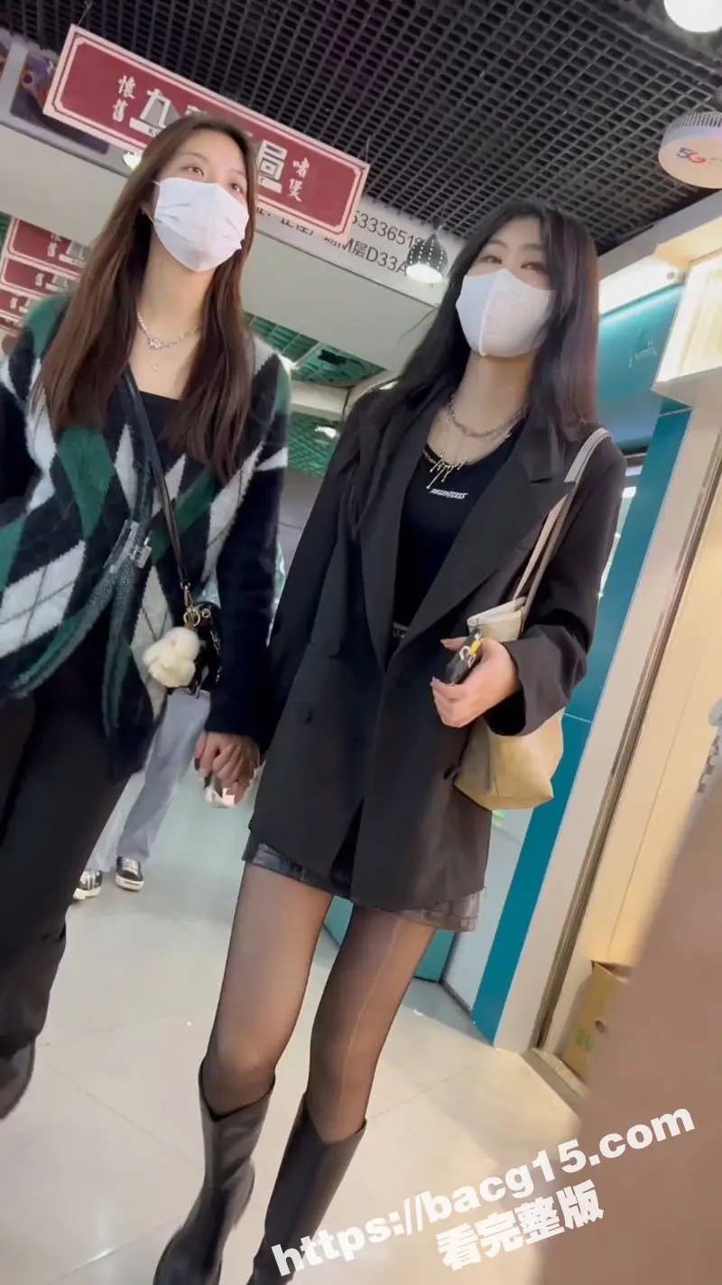 抄底大神商场偷拍 长筒靴黑丝女神 洛丽塔JK裙学妹 各种裙底风光 这丁字裤也太骚了! 图2