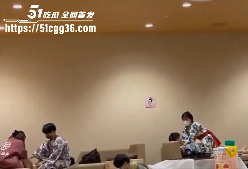 日式洗浴会所休息大厅 年轻情侣当众骑乘做爱 美女披着浴袍上下摆臀 全然不顾旁人眼光 现场超刺激！ 图5
