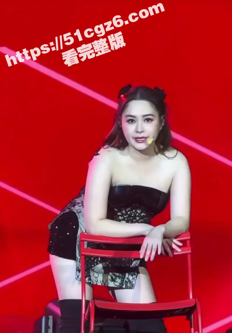 阿娇现身巡演现场 绯闻风波后首次亮相 被质疑身材发福 演出全靠划水 和早期艳照对比差距明显 图1