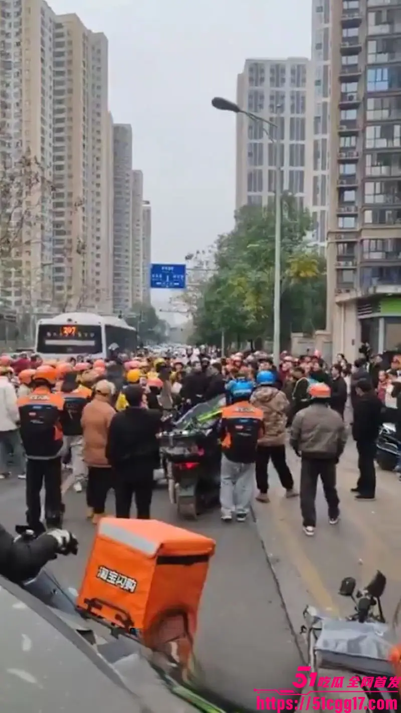 长沙外卖骑手集体抗议!合能璞丽小区双标禁骑车 数百兄弟跨平台集结鸣笛围堵 万人黄袍加身cos皇帝 令全网震惊! 图7