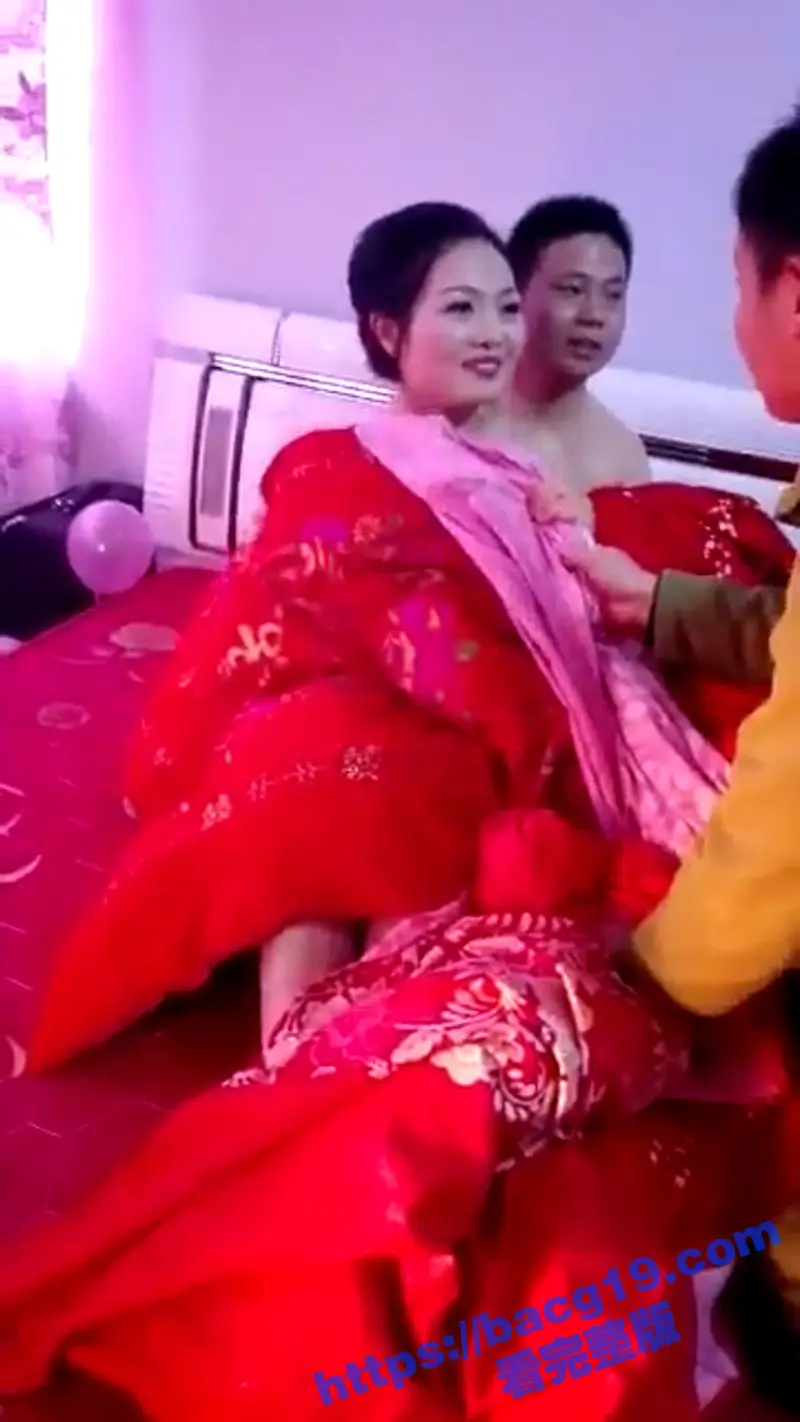 大尺度婚闹合集 各色新娘被强行扒光拍摄视频 婚礼现场大玩露骨游戏 热闹非常 图2