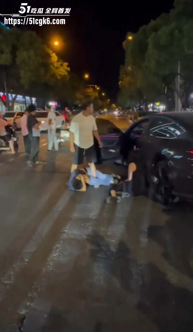 史上最解气抓奸现场!狗男女偷情被猛男原配当街抓包 荡妇保护奸夫被双双暴揍! 图3