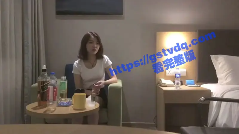 教你白嫖!一步一步把甜美小姐姐骗上床 不让操?脱下裤子强插 抱腿猛操小姐姐直呼好舒服 图1